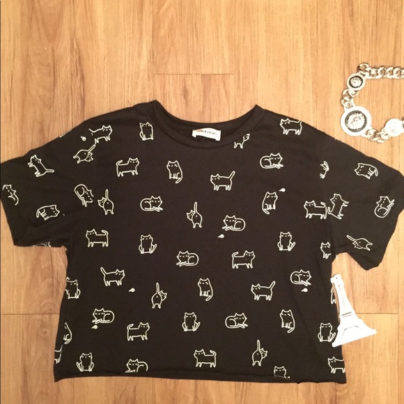 Tops - 🎀NWT Cat crop top sz L🎀